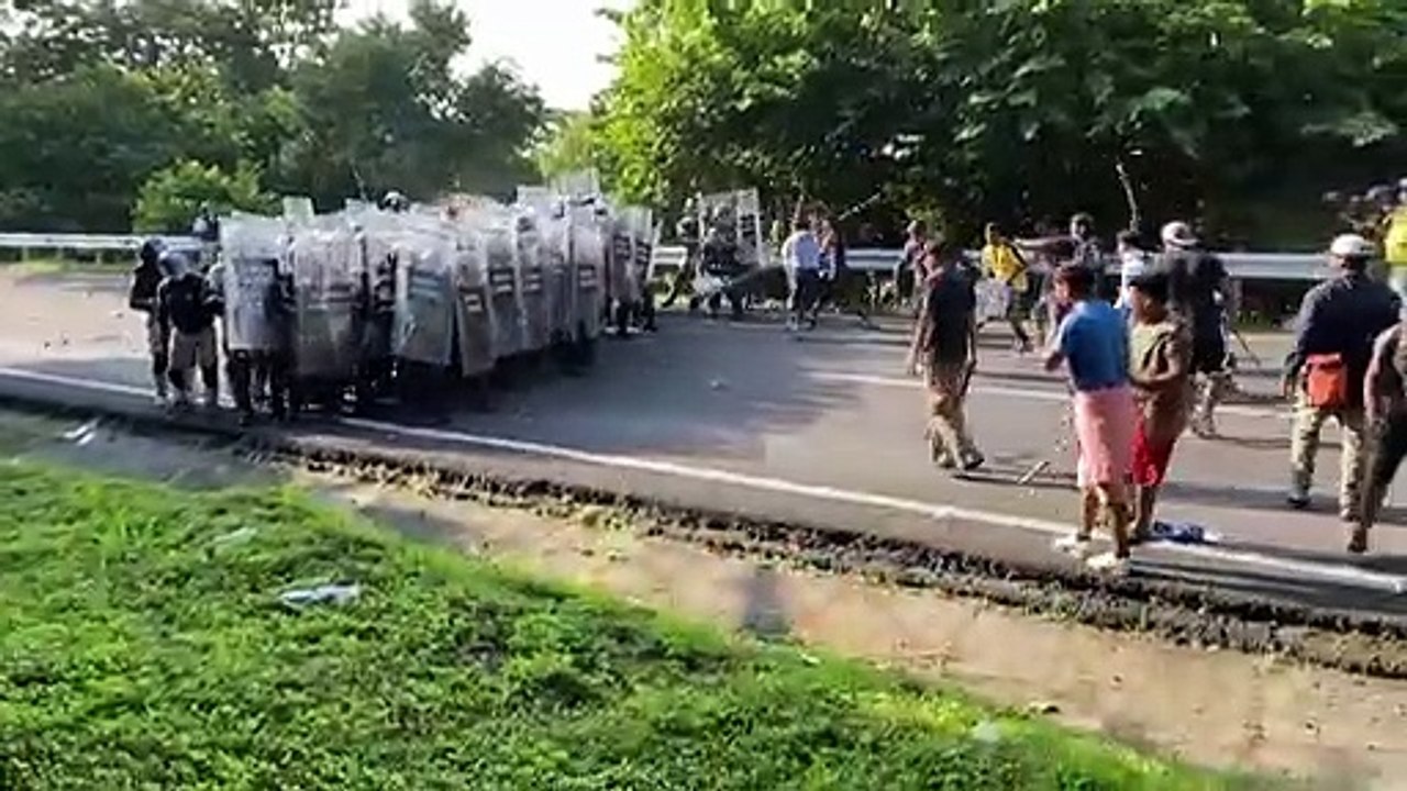 قافلة مهاجرين تصطدم بالشرطة في جنوب المكسيك