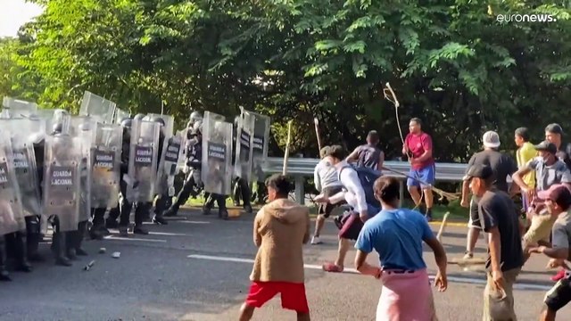 Migrantes de una caravana atacan con palos y piedras a agentes en el sur de México