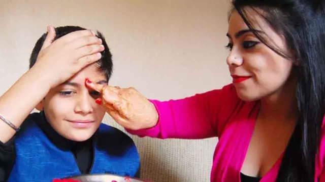Bhai Dooj 2021: भाई दूज के दिन भाई को किस उंगली से तिलक करें | Boldsky