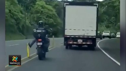 tn7-camara-capta-motociclista-pateando-abatibes-en-ruta-32-051121