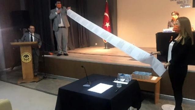 CHP'liler AK Parti döneminde satılan yerlerin listesini açınca AK Partililer salonu terk etti