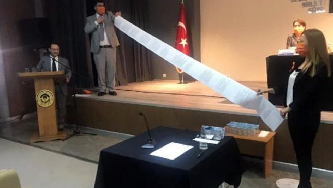 CHP'liler AK Parti döneminde satılan yerlerin listesini açınca AK Partililer salonu terk etti