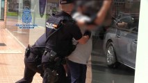 La Policía Nacional procediendo al arresto del ciudadano de Yemén acusado de secuestrar a sus dos sobrinas siete años.