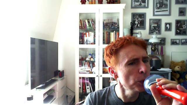 Wiwi égratigne et tes yeux bleus