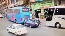تدهور حافلة ركاب على مركبة صغيرة في عمان