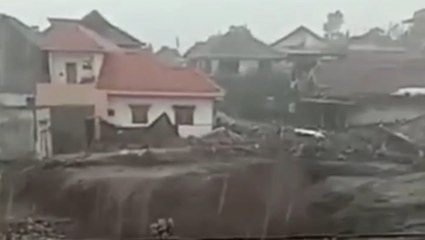 Heavy rain causes flash floods in Indonesia