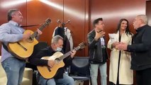 Olona agita al avispero progre: Canta junto a Los Chunguitos en TVE al grito de “¡Viva España!”