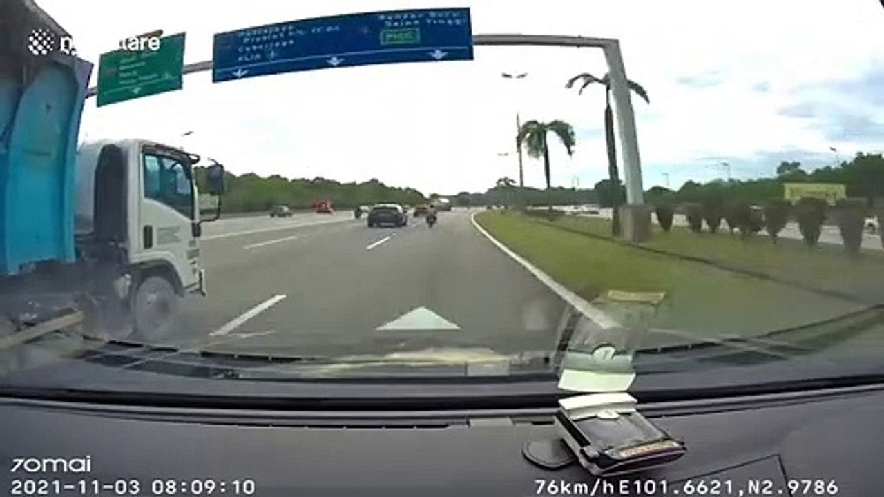 2 motards s'en sortent miraculeusement après la chute d'une bâche en pleine autoroute