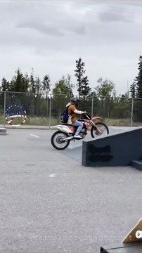 Faire de la motocross sur un skatepark... mauvaise idée