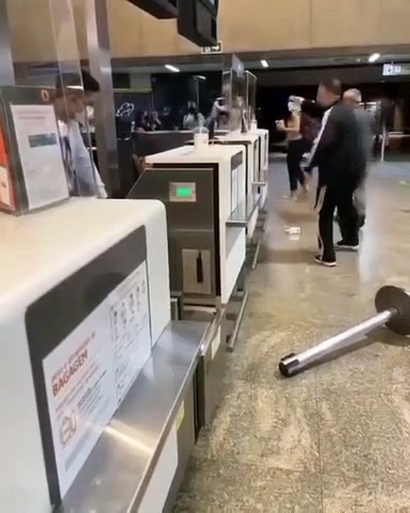 Un passager devient fou en apprenant que son vol est annulé (Brésil)