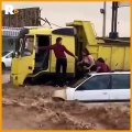 Un chauffeur de camion vient sauver une famille piégée dans une inondation
