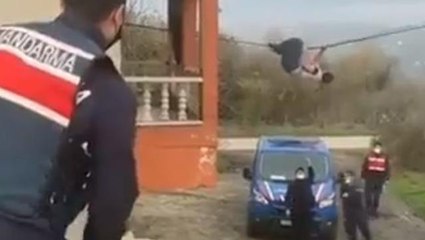 Saklandığı evde yakalanan şahıs, elektrik tellerine tutunarak kaçmaya çalıştı: Ben kuşum