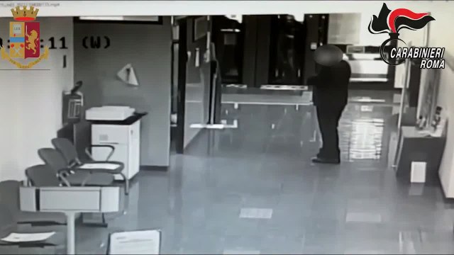 Armati sequestrano il direttore e tentano il colpo in banca, arrestati due uomini