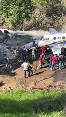 Avião cai em cachoeira na zona rural de Piedade de Caratinga, em Minas