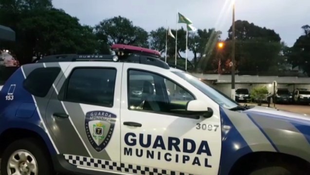 Mulher é agredida por companheiro e homem é detido após avançar contra a GM