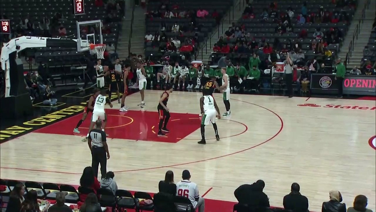 Kenny Wooten flies in for the alley-oop slam