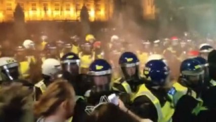 Скачать видео: İngiltere’de V for Vendetta maskeli protestocularla polis arasında çatışma