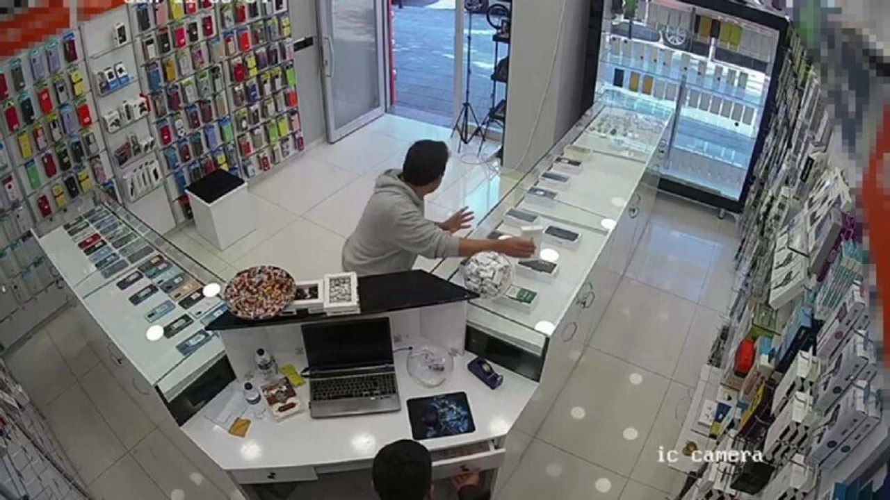 İnceleme bahanesiyle eline aldığı telefonları çalıp kaçan hırsız kamerada