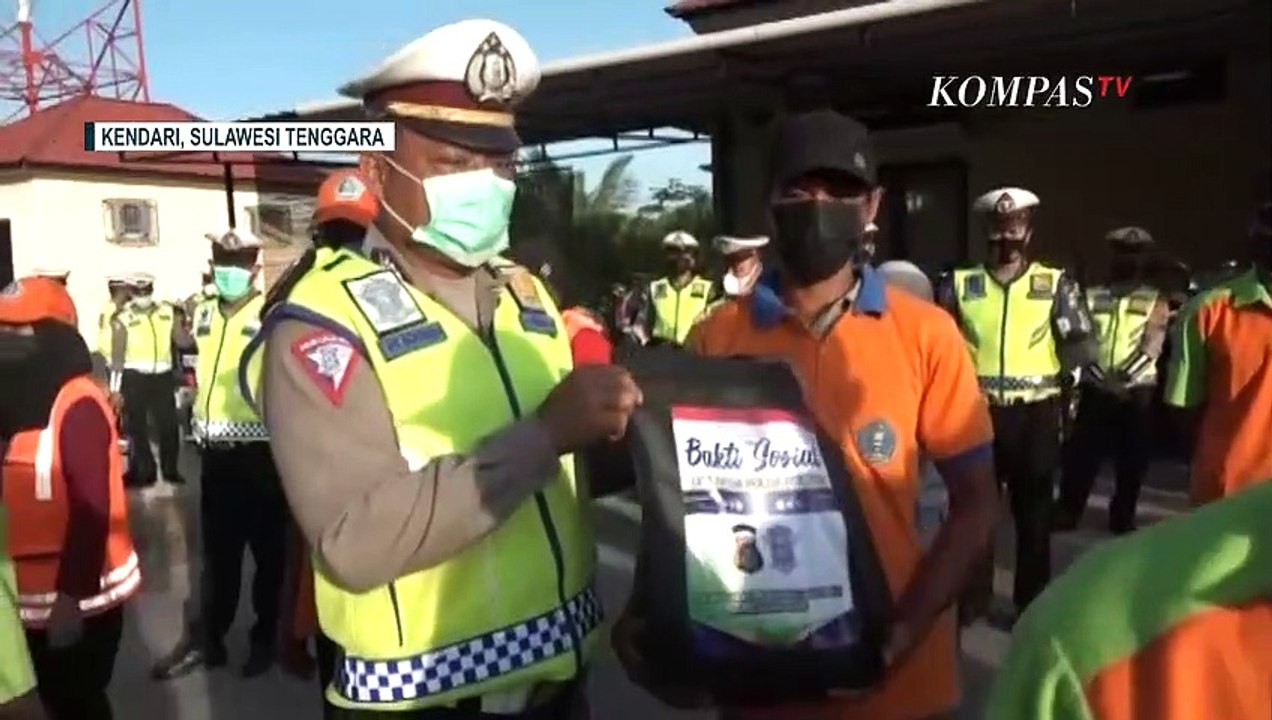 Polisi Bagikan Paket Sembako Untuk Tenaga Kebersihan di Kota Kendari