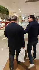 Sokak röportajlarıyla tanınan Arif Kocabıyık ile gazeteci Zafer Şahin havalimanında tartıştı