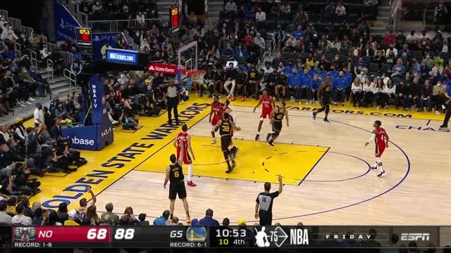 Curry delivers behind-the-back assist