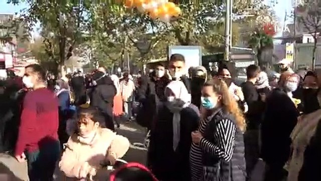 Mağaza açılışında izdiham virüsü unutturdu, polis kalabalığı dağıttı