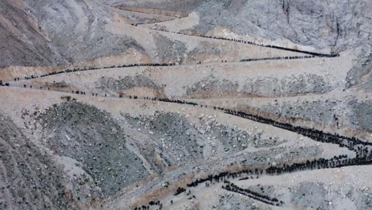 Tüyleri diken diken eden görüntü! Yüzlerce komando Davraz Dağı'na tırmandı