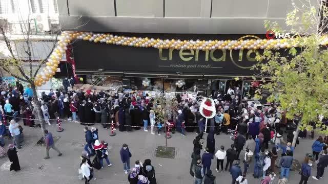 Mağaza açılışında izdiham... Yapılan indirim virüsü unutturdu, polis kalabalığı dağıtmak zorunda kaldı