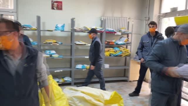 Postacılar lösemiye turuncu maskeyle dikkati çekti