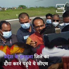 The Woman Was Doing DSP Duty With Her Daughter In Her Lap! CM Shivraj Singh Caressed And Blessed The Girl