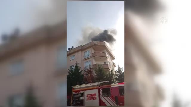 Sancaktepe'de izolasyon çalışması yapılan çatıda yangın çıktı