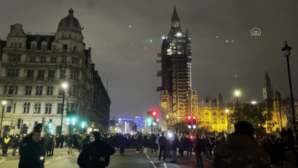 Londra'da Şenlik Ateşi Gecesi'nde maskeleri takıp polisle çatıştılar