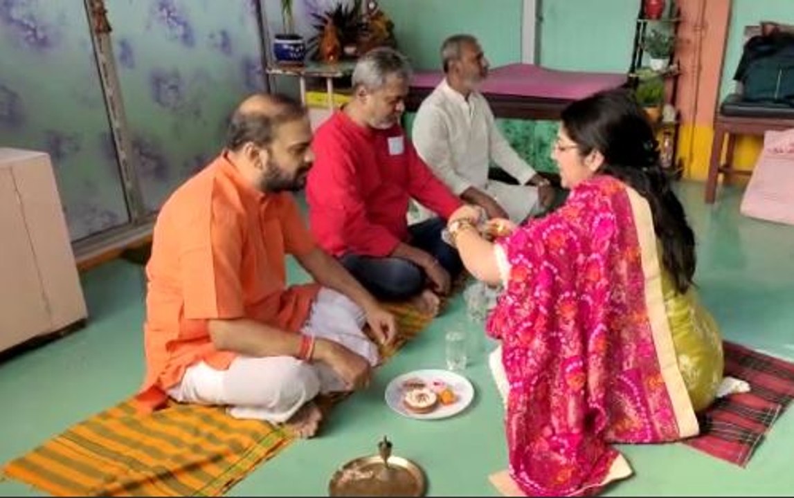 দক্ষিণেশ্বরের বাড়িতে লকেট চট্টোপাধ্যায় ভাইফোঁটা দিলেন তার তিন ভাইকে |oneindia bengali