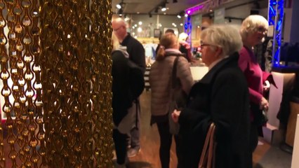 شاهد: إقبالٌ شديد في السويد على شراء الألبوم الجديد لفرقة "آبا"