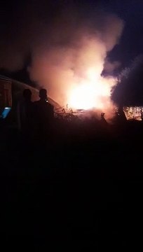 पलटने से तेल से भरे ट्रेलर में लगी आग, दो जिंदा जले