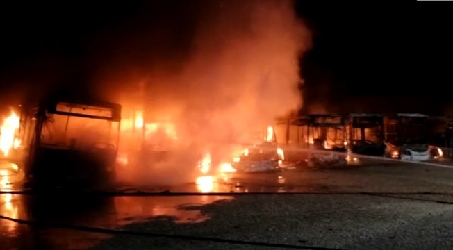 Piazzola sul Brenta (PD) - A fuoco deposito di autobus: bruciano 8 mezzi (06.11.21)