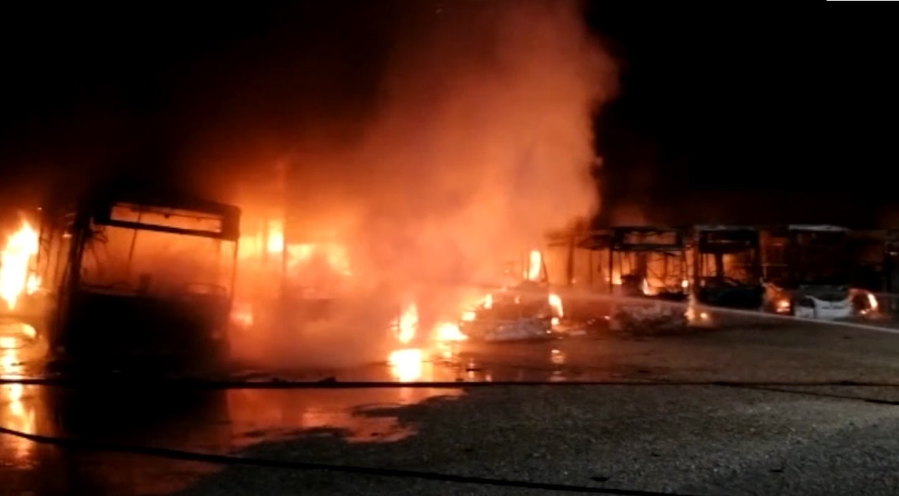 Piazzola sul Brenta (PD) - A fuoco deposito di autobus: bruciano 8 mezzi (06.11.21)