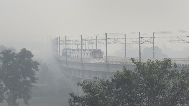 Thick layer of smog continues to engulf Delhi two days after Diwali