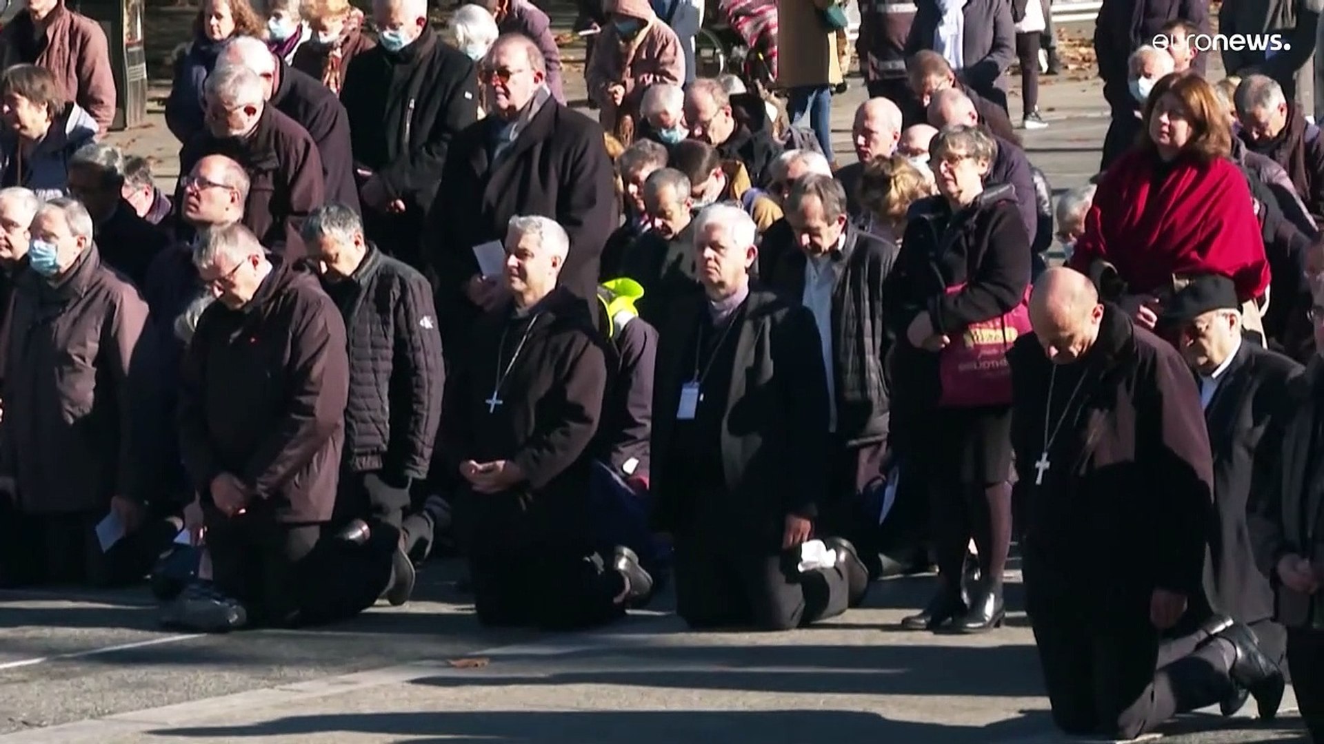 Abusos sexuais a menores pairam sobre encontro de bispos em Lourdes