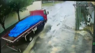 Caminhão confunde rio com rua (e afunda)!!
