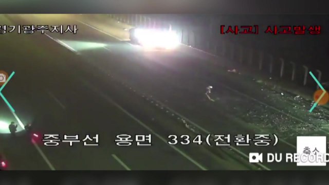 22톤 화물차 고속도로 중앙분리대 '쾅'...차량 10여 대 파손 / YTN