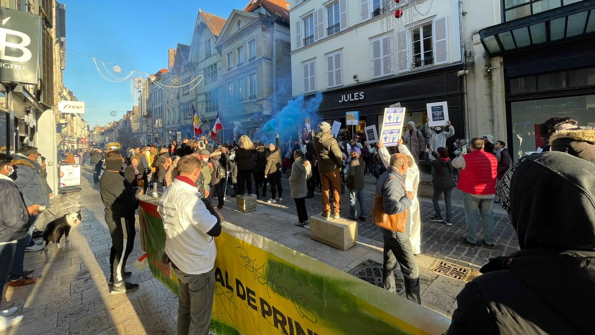 Un samedi avec les gilets jaunes et les anti-pass à Troyes - Vidéo  Dailymotion