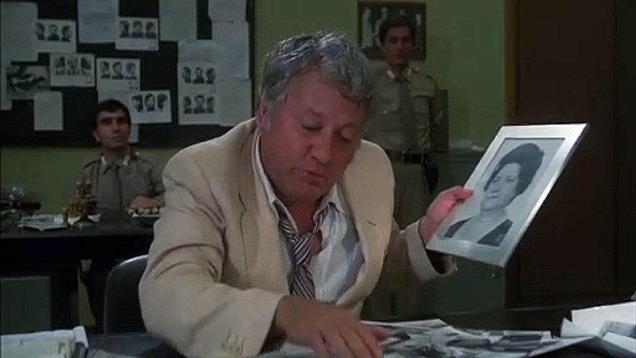 Paolo Villaggio scene migliori - Fracchia la belva umana 1981 - Interrogatorio dei carabinieri ed il lasciapassare