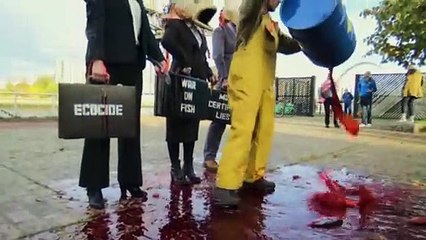 Cabezudos de pez salieron a reclamar a la COP26 el fin de la devastadora pesca abusiva