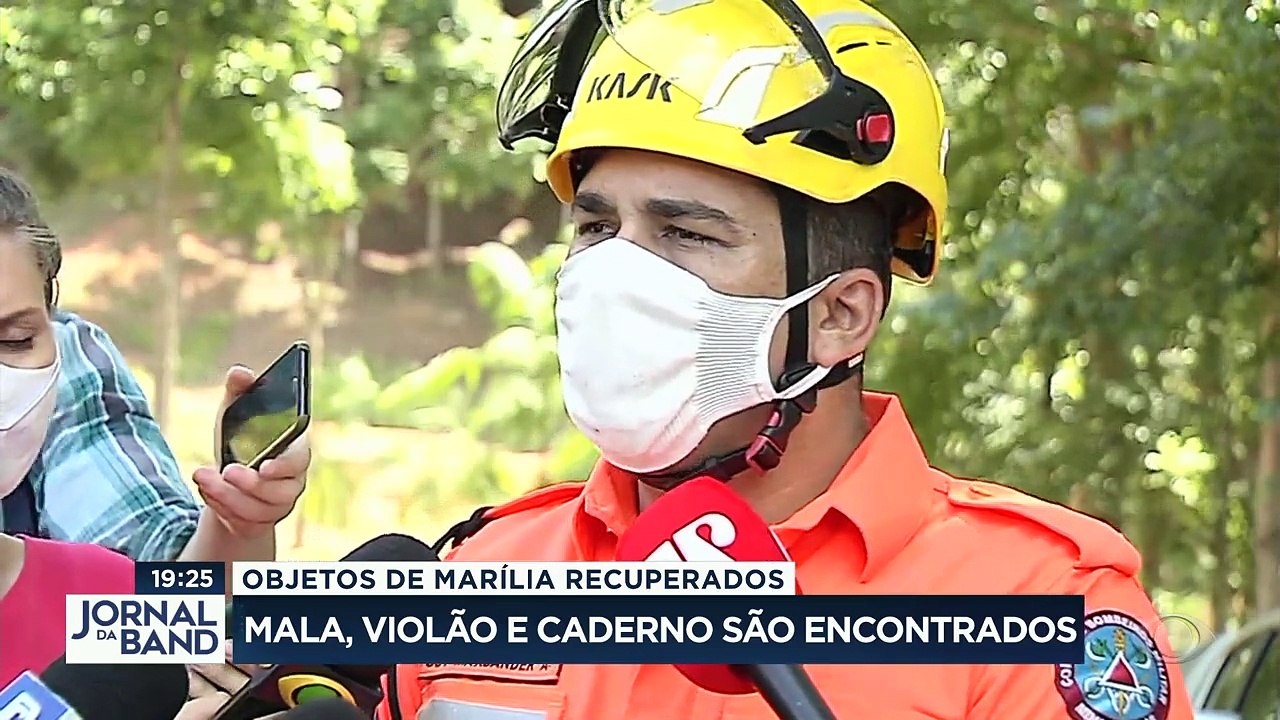 A perícia começa o trabalho de recolher partes do avião e também os pertences dos ocupantes. Os peritos encontraram um caderno com anotações e letras inéditas de Marília Mendonça.