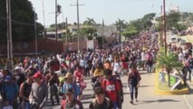 Caravana migrante reanuda su camino en el sur de México pero cambia de ruta