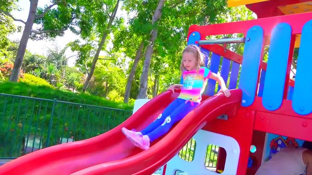 Nastya dan ayah bersenang-senang di taman hiburan Legoland