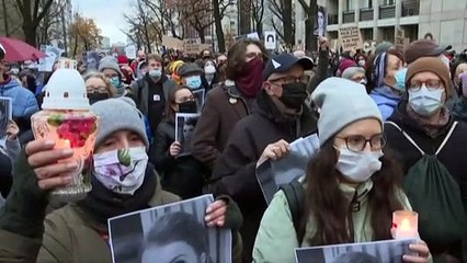 Milhares na Polónia contra lei que proíbe praticamente o aborto