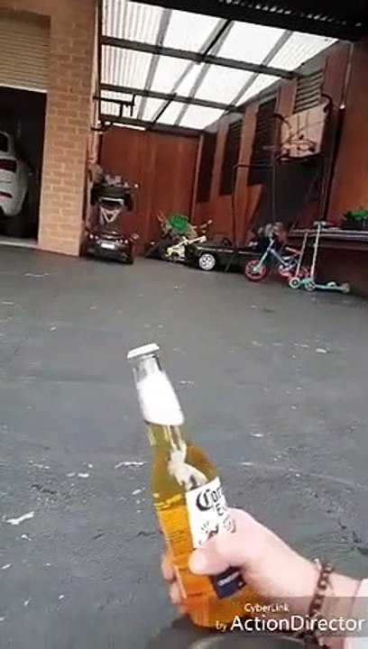 Ce gamin ouvre une bière en faisant un drift en voiture jouet