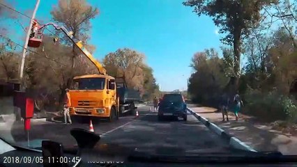 Download Video: Un conducteur se prend un poteau sur le pare-brise alors qu'il roule tranquillement